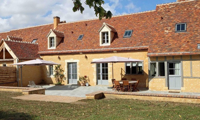 Ceton Cottage | 17th Century Chic Countryside Cottage - Garden, Terrace, Fireplace, TV, Bikes, Pet-Friendly