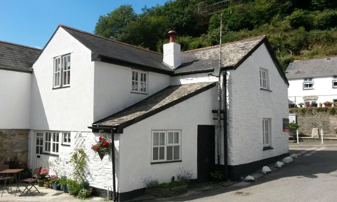 Milton Combe Cottage | 17th century cottage in a quiet picturesque Dartmoor village . Pet friendly.