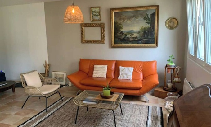 Ambares-et-Lagrave Villa | 17th-century stone building with private terrace and garden