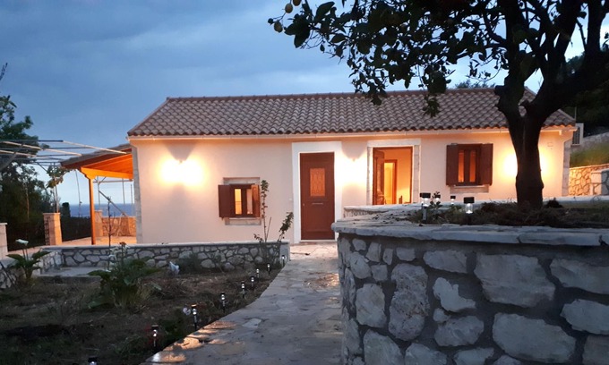 Antipata House | 17th Century Traditional Cottage with great view