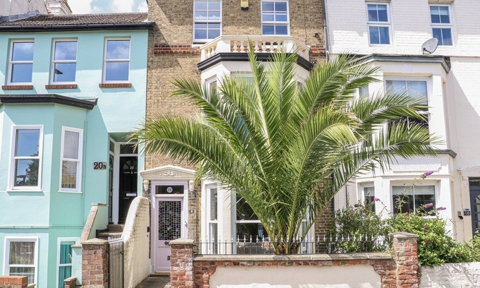 Lowestoft House | 18 PAKEFIELD ROAD, pet friendly, with a garden in Lowestoft