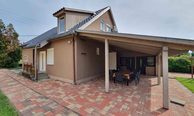 Balatonlelle House | 180 m² House ∙ 5 bedrooms ∙ 14 guests
