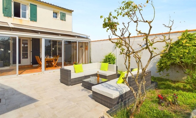 Saint-Clement-des-Baleines Ski Chalet | 180m from the seaside, house for 11