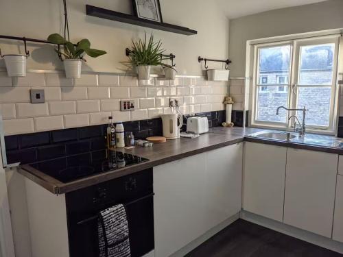 Swindon Apartment | 1840's Railway Cottage - Sleeps 4 & Parking
