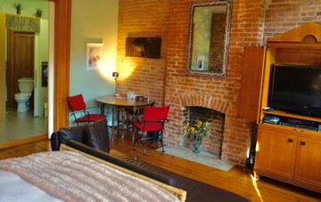Carroll Gardens Apartment | 1880's Carroll Gardens Sunny Studio