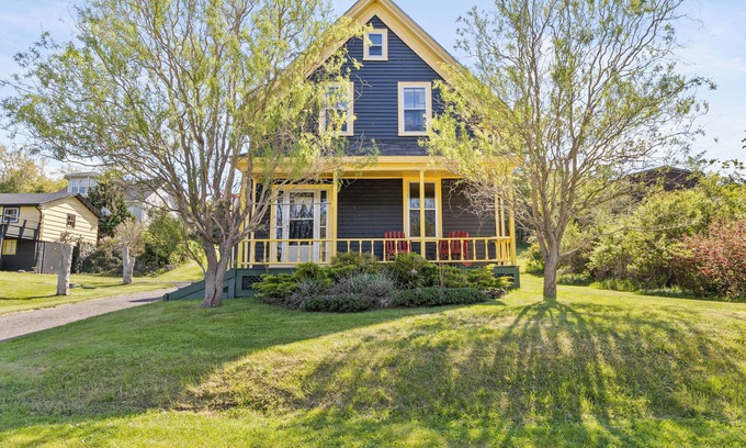 Lunenburg County House | 1880s home with modern amenities in West Lahave