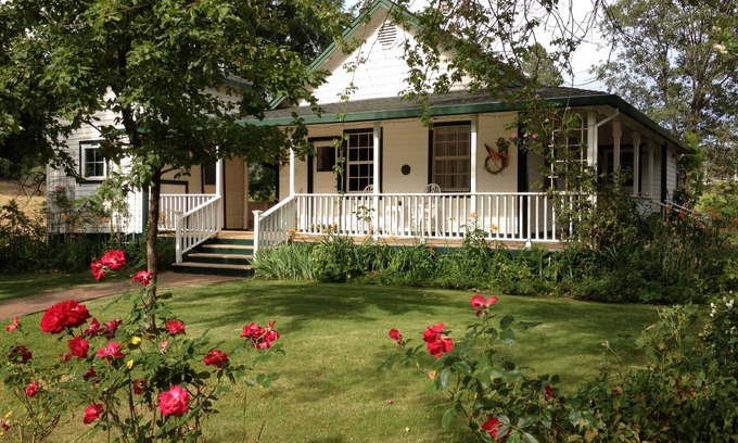 Mariposa Cottage | 1893 vineyard cottage at the gateway to Yosemite.