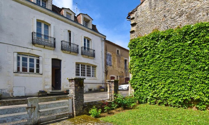 Villefranche-du-Perigord House | 18th century character home with garden in the heart of a historic village