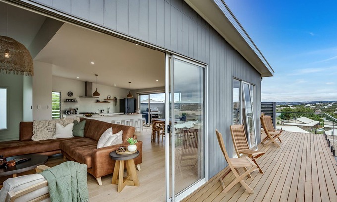Port Elliot House | 19 Carnegie Luxury Linen & WiFi Walk to beach town Views