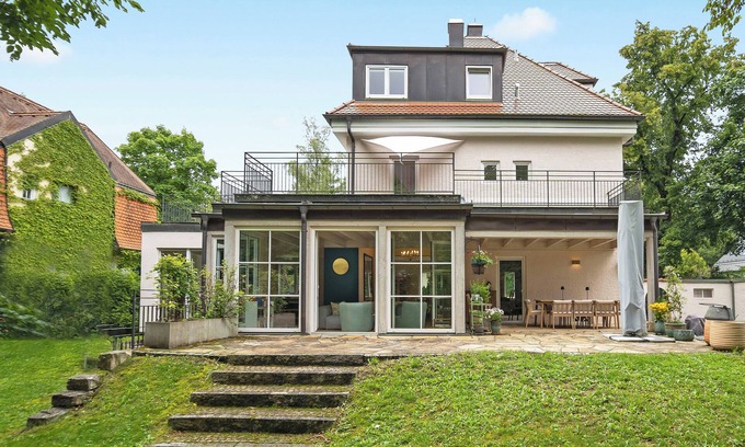 Munchen District Villa | 19 min to the center - 250 m²/2,691 sq ft - top villa from 1923 - 4BR 3,5BA