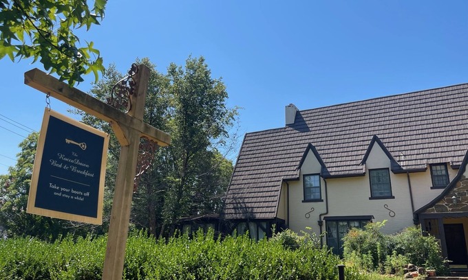 Muskogee Bed & Breakfast | 1935 Muskogee English Tudor Home – 3rd Floor Waterfall Room