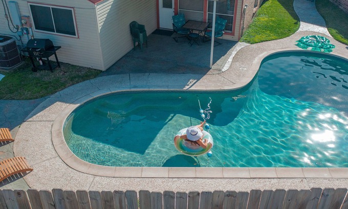 Clodine House | 1976HoustonGem Luminous PvTPool & HotTub DT20mins for LRG Families 6Beds/2Bath