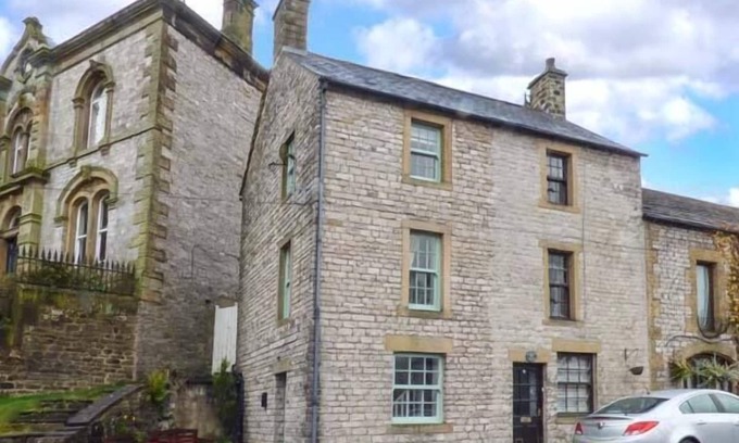 Tideswell Cottage | 1A MARKET SQUARE, pet friendly, with a garden in Tideswell