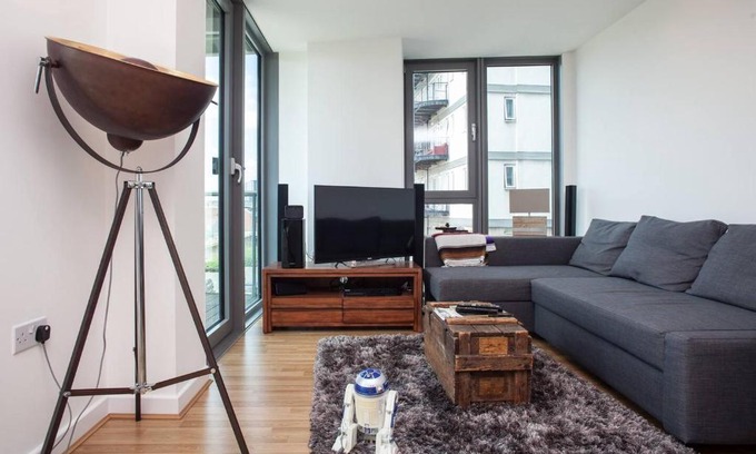 Stratford and New Town Apartment | 1BD Bright Cozy Queen Elizabeth Olympic Park Zne 2