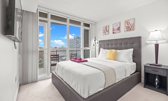 Wellington Place Condo | 1BR 1 Bath 3 Guests Parking Office Near CN Tower Downtown—By Hostia