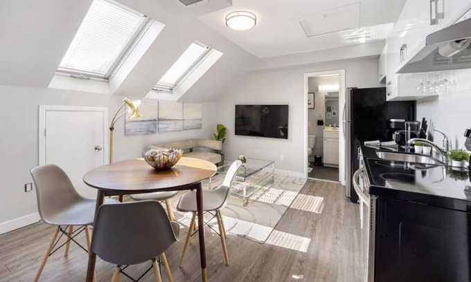 Cabbagetown South Apartment | 1BR/1BA Victorian Home | Fast WIFI | Cabbagetown