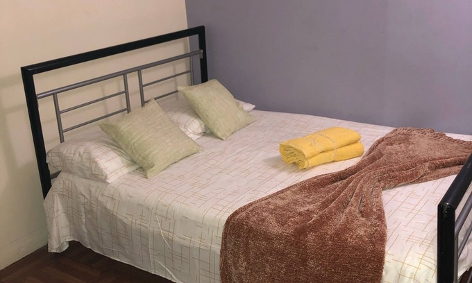 Cypress Hills Apartment | 1BR APT IN BORDER QUEENS & BROOKLYN 15 MINTS FROM AIRPORT & CLOSE TO MTA