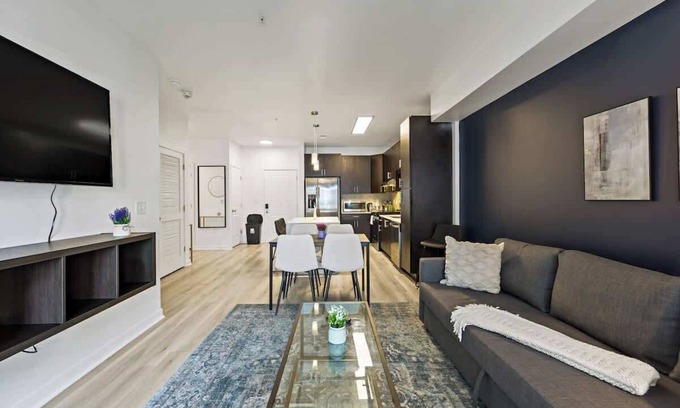 Cherry Apartment | 1BR Apt | Pool, Gym, Parking & Laundry | Near DT