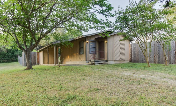 Wetmore Cottage | 1BR Cottage Overlooking beautiful Texas creek bed