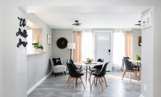 South Bend House | 1Mi to ND, Great for Gatherings & Game Day Fun, Dogs love the Huge Yard!
