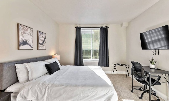 Downtown Salt Lake City Apartment | 1min Delta+Salt Palace |King Bed |Gym |Parking