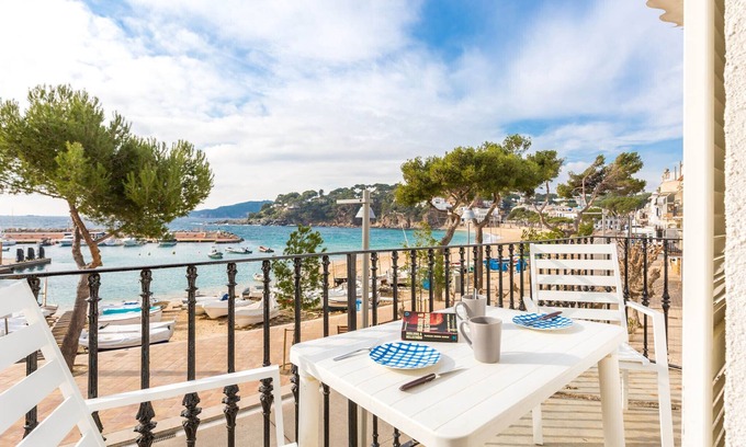 Llafranc Apartment | 1PAQ01 - Beautiful apartment in an idyllic location on the sea front opposite Llafranc beach with stunning sea views! Near restaurants, supermarkets and pharmacies.
