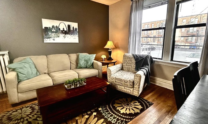 DeBaliviere Place Condo | 1st Fl King+Queen Beds, Steps to Metrolink, Free parking lot