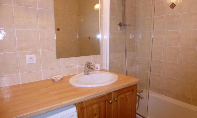 Pralognan-la-Vanoise Apartment | 1st floor, balcony, tv, ski locker, 49m², Pralognan-la-Vanoise