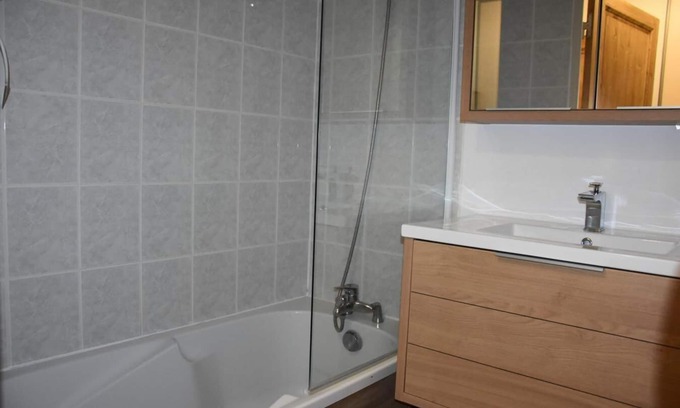 Pralognan-la-Vanoise Apartment | 1st floor, swimming pool, balcony, parking, tv, ski locker, 36m², Pralognan-la-Vanoise