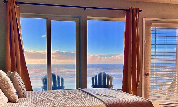 Eddyville Condo | 1st floor Oceanfront studio with king bed, AC & hot tub