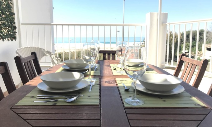 Conil de la Frontera City Center Apartment | 1st line beach, large terrace facing the sea, free WIFI
