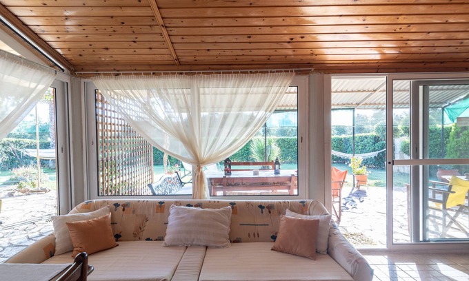 Vromonerion Cottage | 2 ΥΠΝΟΔ.2 ΚΑΘΗΣ. 1 ΜΠΑΝΙΟ 1 ΕΞΩΤ. ΝΤΟΥΖ ΜΕΓΑΛΗ ΒΕΡΑΝΤΑ ΜΕ ΚΗΠΟ