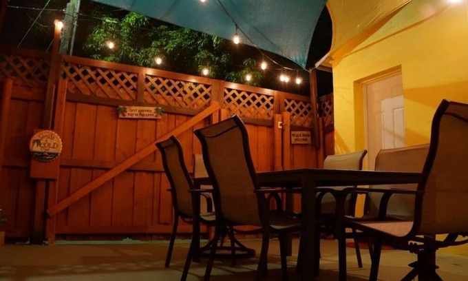 Royal Poinciana House | 2/1 Hollywood Vacation Cottage