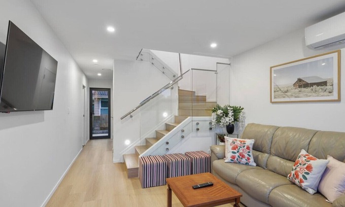 Mangere House | 2/30 Ventura Street, Māngere, Auckland 2022