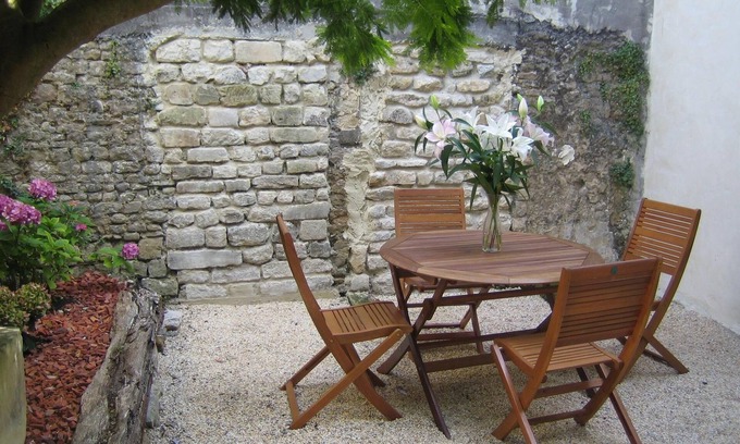 Bayeux Apartment | 2/4 persons in the heart of Bayeux with small private garden