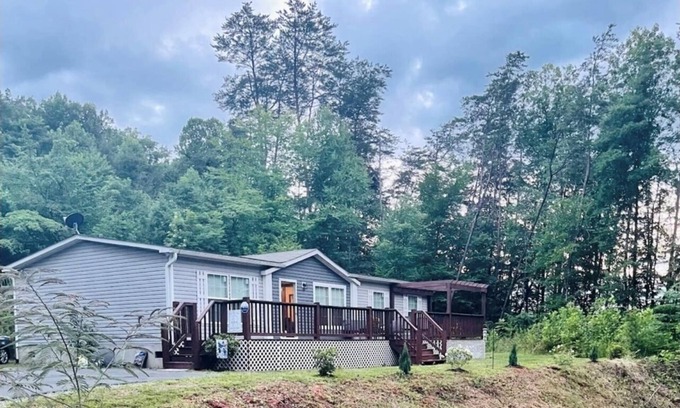 Cherokee House | 2.5 miles from casino.Mtn views.Cherokee Reservations. Now with Wi-Fi.
