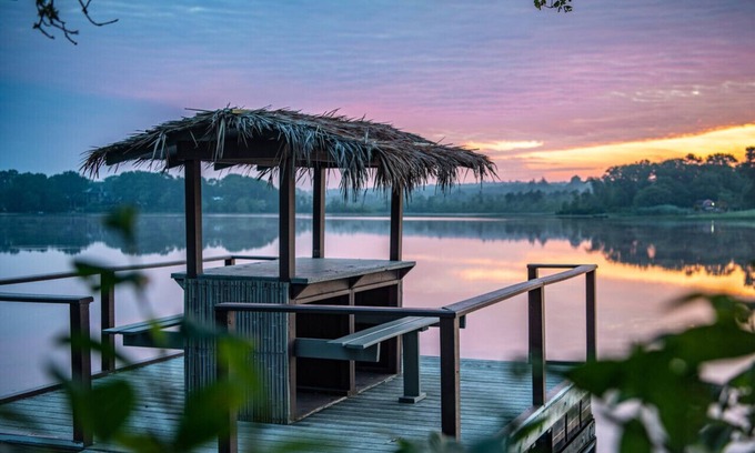Kenyon House | 2 Acre Lakefront Getaway (Kayak/Firepit/Fishing)