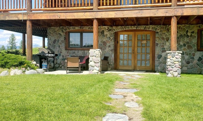 West Glacier Apartment | 2 BD, 2B with Jet Bath Tub, Sauna, Sleeps 6, 2 minutes from West Glacier