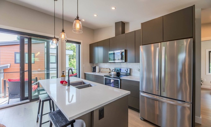 Okanagan-Similkameen House | 2 bed 1 bath detached suite. Steps to Okanagan Lake.