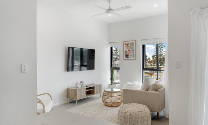 Miami Apartment | 2 Bed, 2 Bath Ocean View Apt! Parking, 250m to Beach