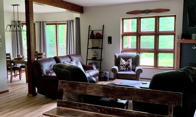 Mont-Tremblant Condo | 2 bed 2 bath, sleeps 6, free wifi, free parking, recently renovated