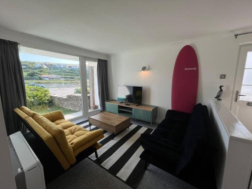 Mawgan Porth Apartment | 2 Bed Beach Apartment with Pool!