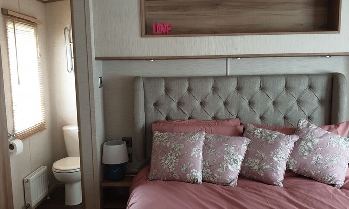 Ringwood Cabin | 2-Bed Caravan - Oakdene Forest Park