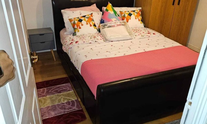 Eltham West House | 2 Bed Flat - Sleeps 4 - Parking - Garden - Wifi