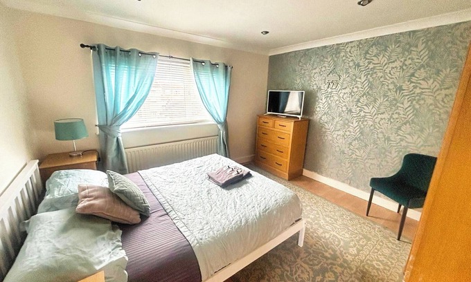 Kirk Sandall House | 2 Bed House - Sleeps 4 - Parking - Pets - Garden