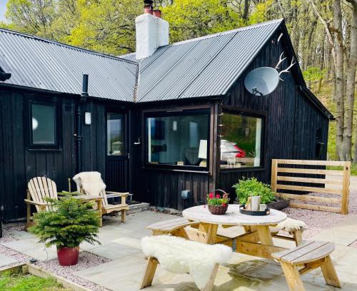 Stirling House | 2 bed lodge with private hot tub in Aviemore