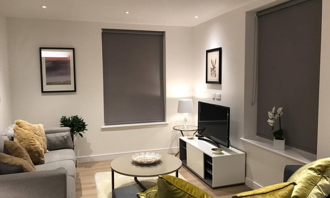 London Borough of Hounslow Apartment | 2 Bed Penthouse in Kewbridge