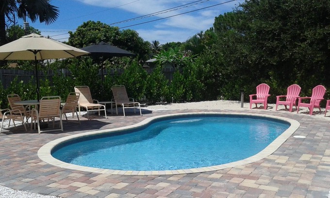 Iona House | 2-bed private pool house with WiFi, AC in Fort Myers, close to beaches.