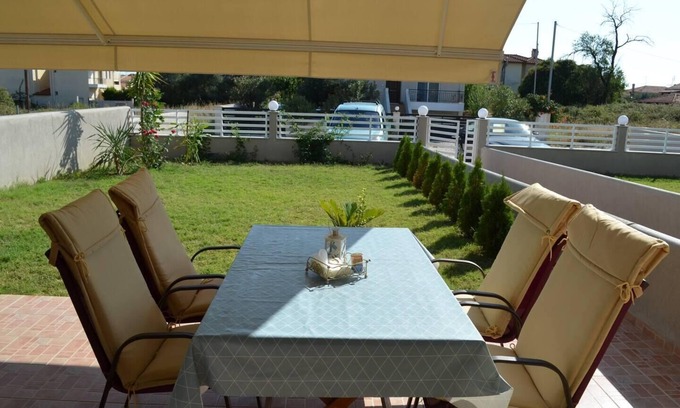 Nikita Apartment | 2 Bed-Sleeps4-Garden-Parking-Pets-AirCon
