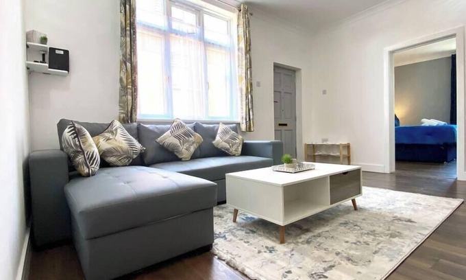 Aylesbury Apartment | 2 Bed Town Centre Free Park Wi-Fi Garden